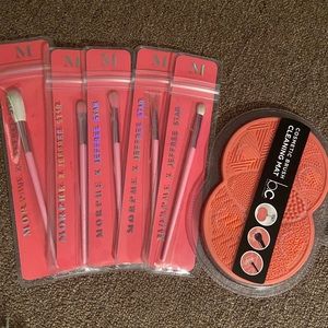Jeffree star brushes and cleaning mat
